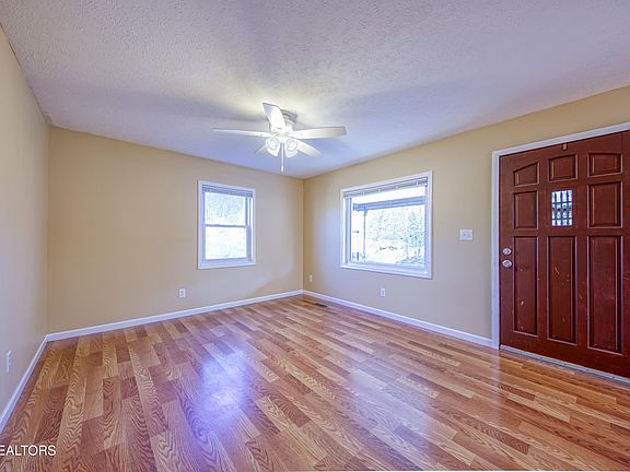 5th image of 631 Burnett Station Rd