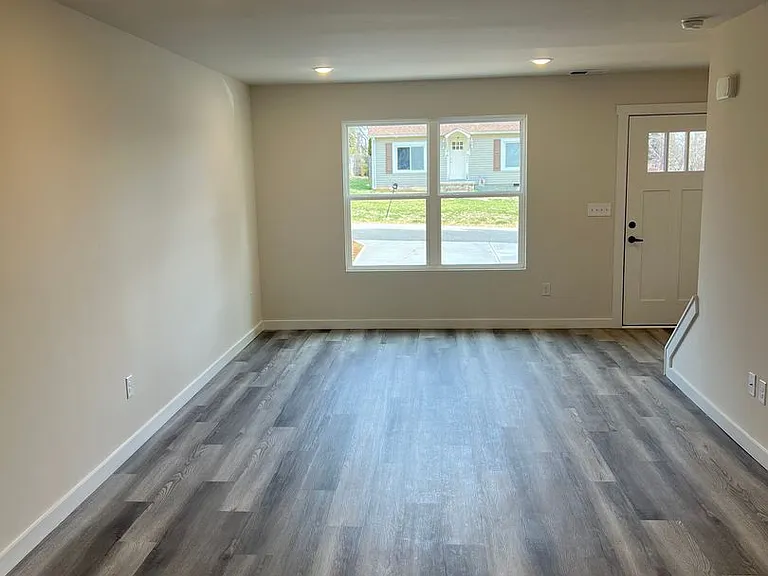 222 22nd Ave NE — Photo 3