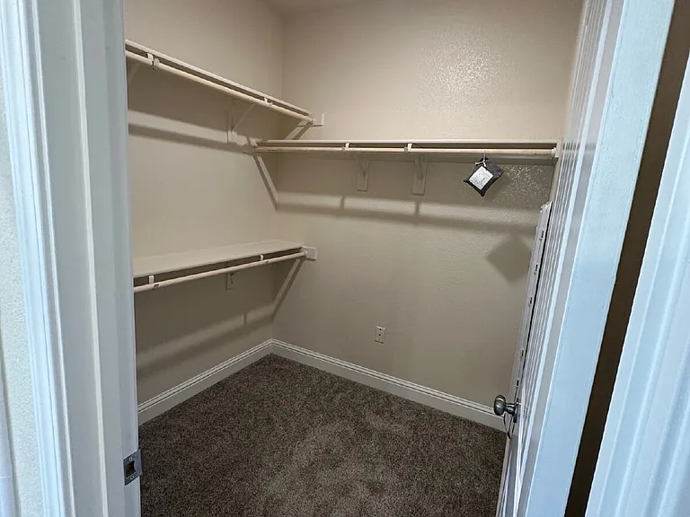 2494 Valdes Dr — Photo 23