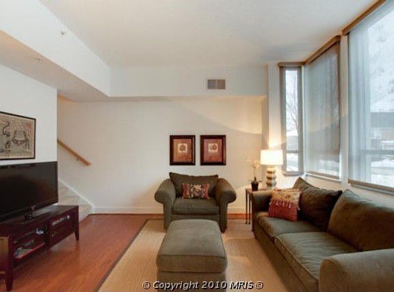 4th image of 1528 N Scott St #Townhouse 8
