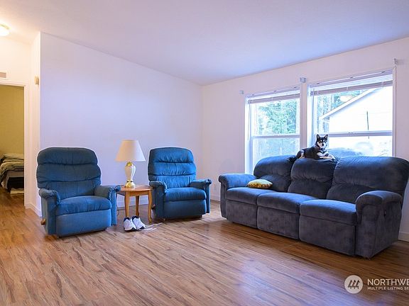 4th image of 701 E Lakeshore Drive E