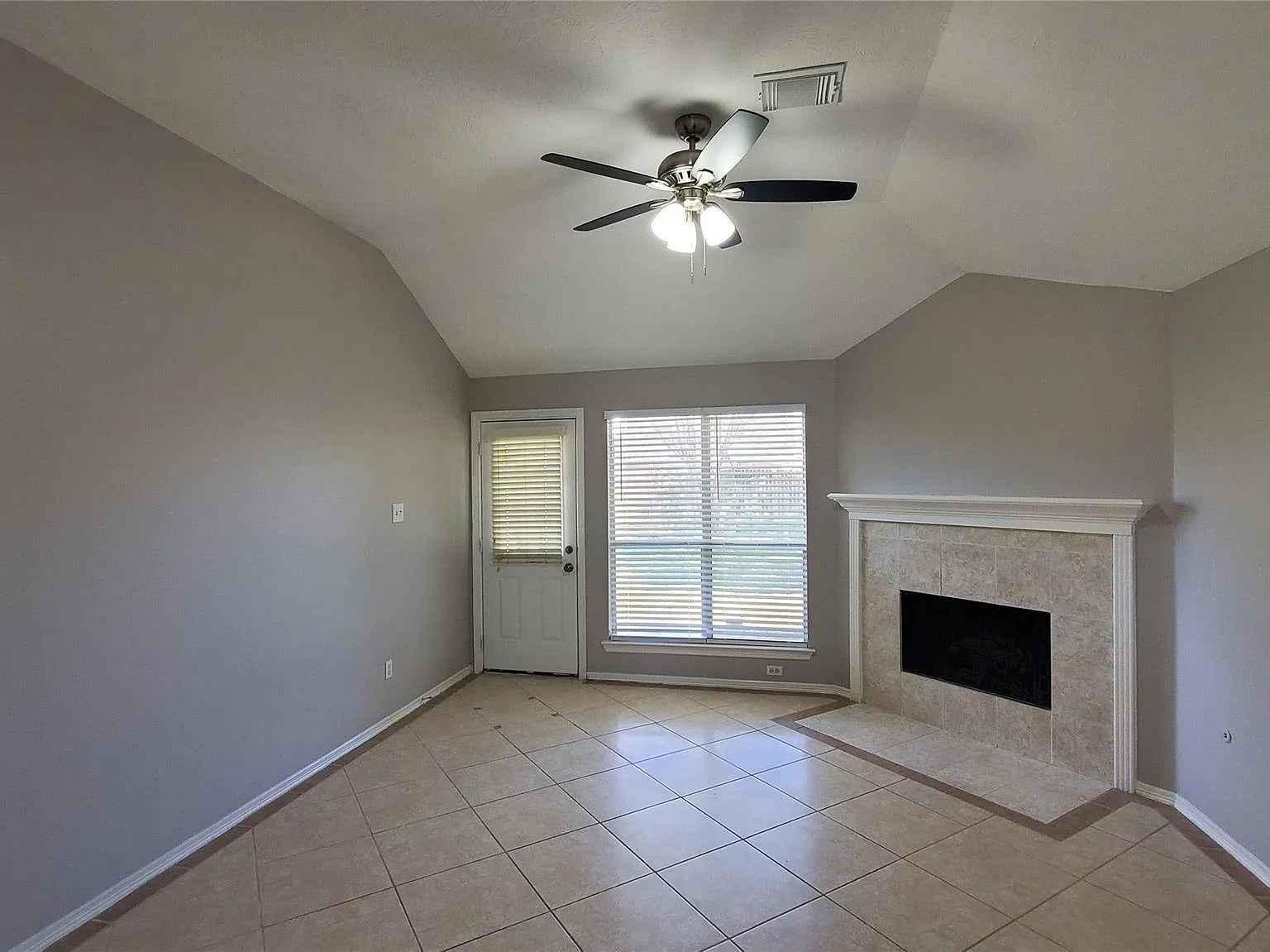 3 bed, 2.0 bath, 1484 sqft, $2,000 — Photo 4