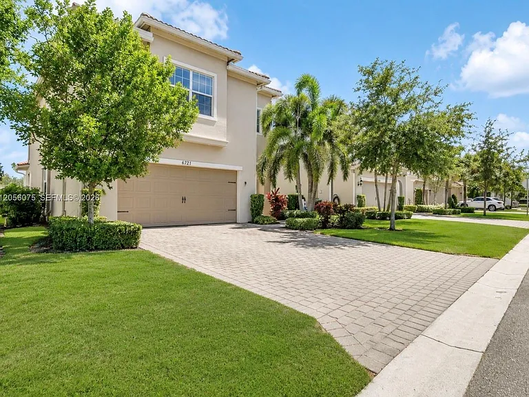 4729 Greenway Dr — Photo 2