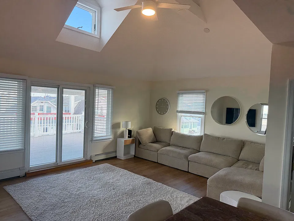 39 Indiana Ave #2