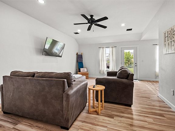4th image of 1044 Applewood Cir