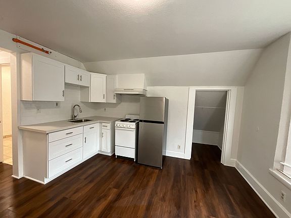 4th image of 2922 Hoyt Ave #301