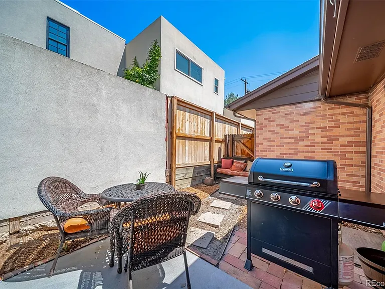 532 N Clayton St — Photo 28