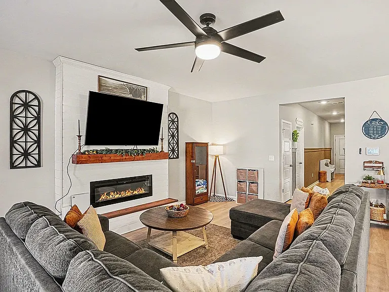 186 Saddle St — Photo 8