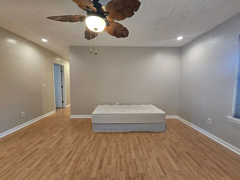 112 Thomas Blvd — Photo 8