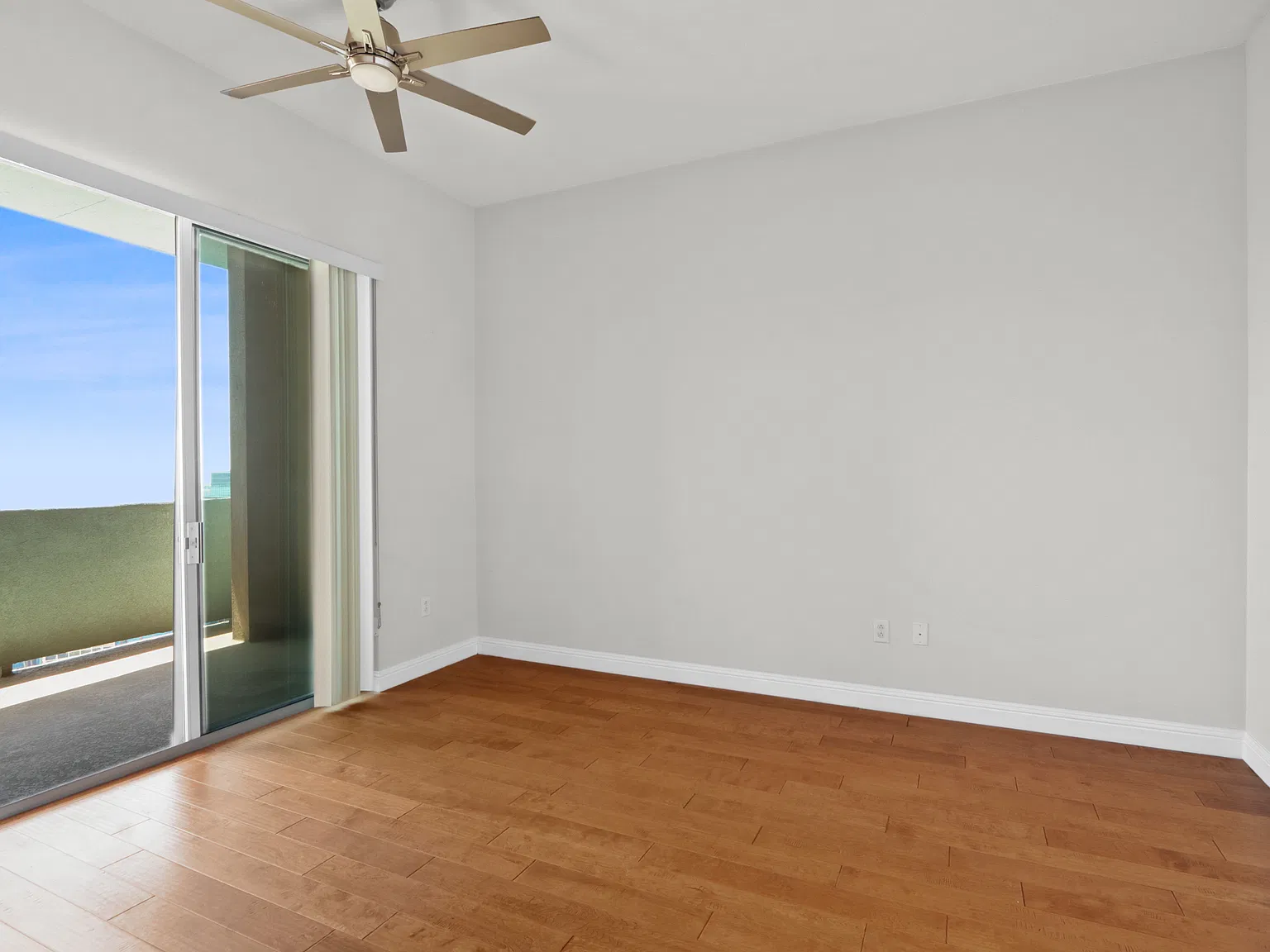 2 bed, 990 sqft, $3,850 — Photo 2