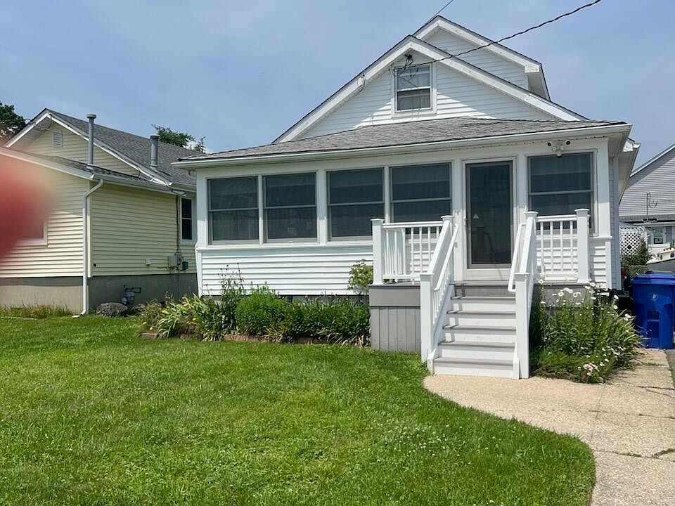 2nd image of 1610 Riviera Ave