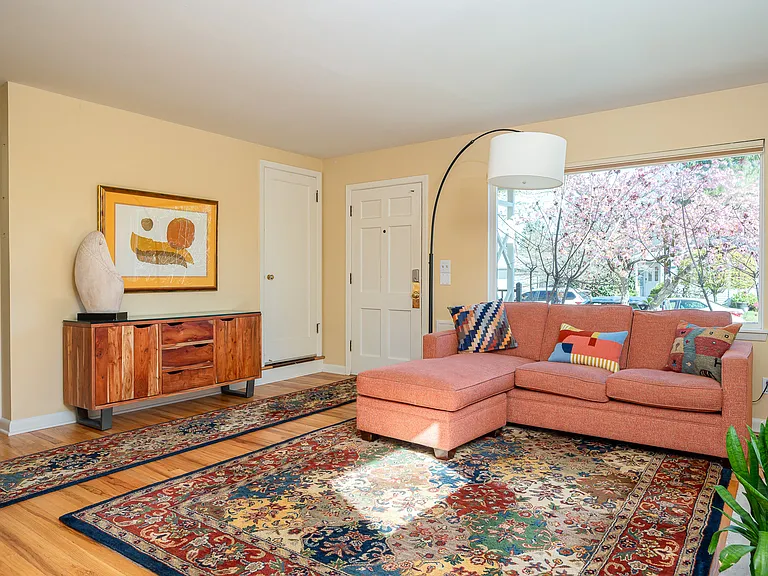 8922 SE Market St — Photo 2