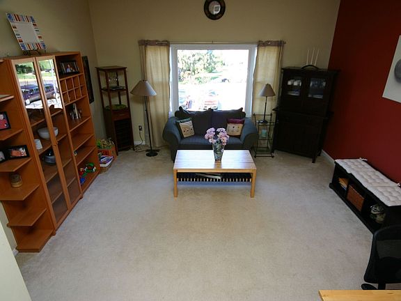 Bright Living Room w/12ft ceilings