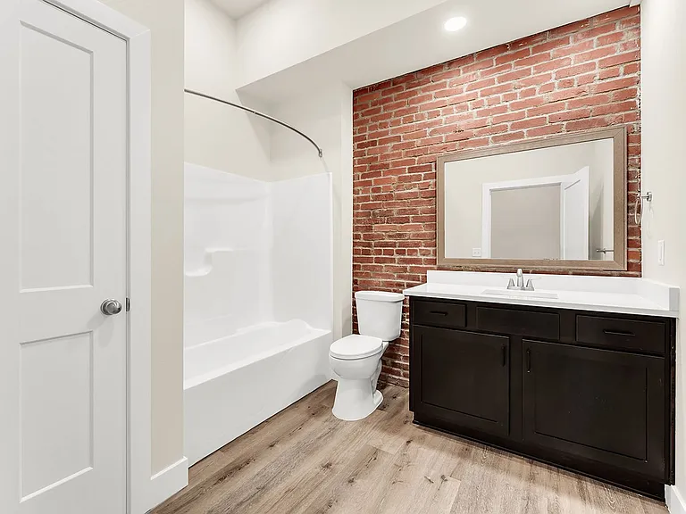 235 N Market Ave — Photo 32
