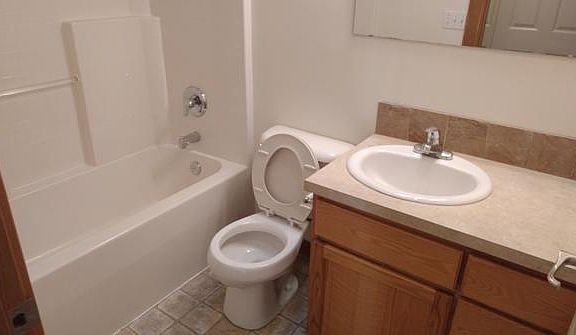 4th image of 11213 D St E