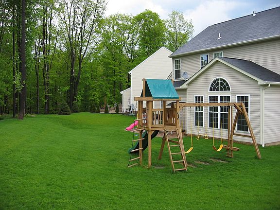 2nd image of 5726 Saxony Ct