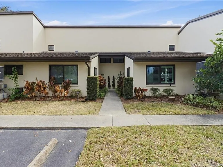 1637 SE Paradise Cir #204 — Photo 1