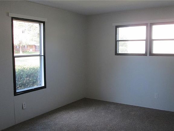 5th image of 93 Jeff Ave