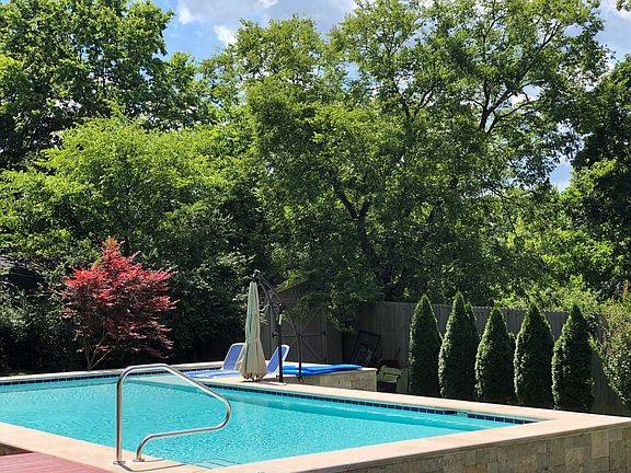 Peaceful retreat steps away!