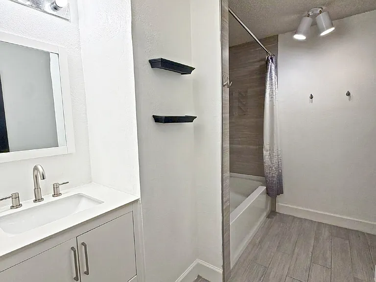 1302 Whitegate — Photo 18