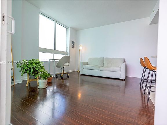 5th image of 1900 N Bayshore Dr APT 3403