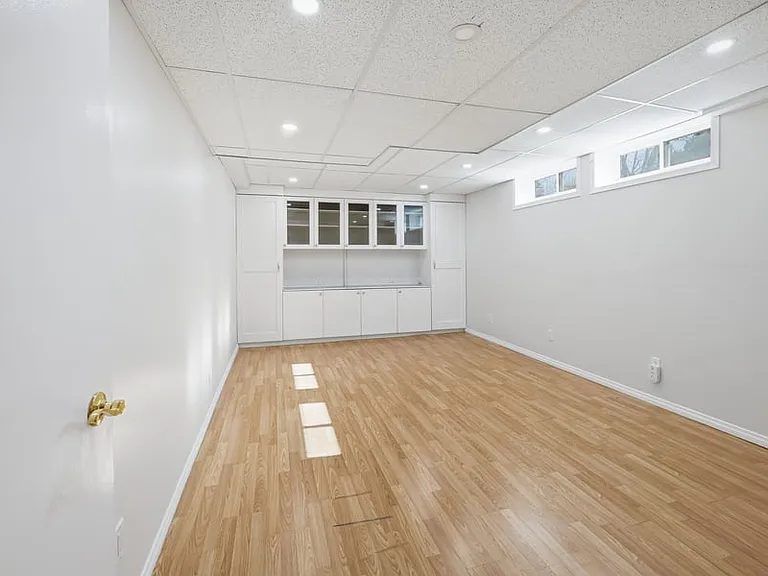 7922 Decarie Dr — Photo 11
