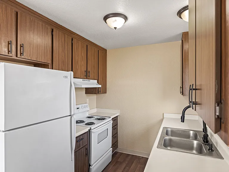 The Peppertree Apartments — Photo 9