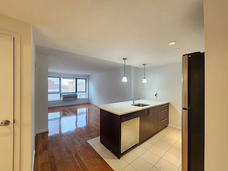 2638 21st St #9H — Photo 8