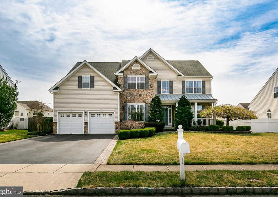 1st image of 8 Cambridge Ln