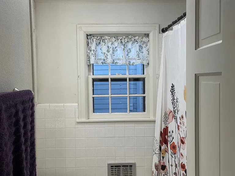 925 Albany St — Photo 4