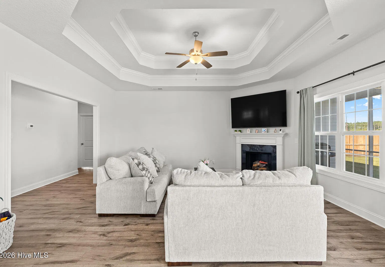 3 bed, 3.0 bath, 2283 sqft, $2,600 — Photo 2