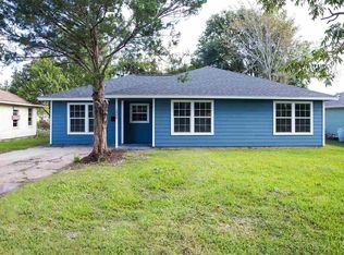 2000 Ray Ave, Groves, TX 77619