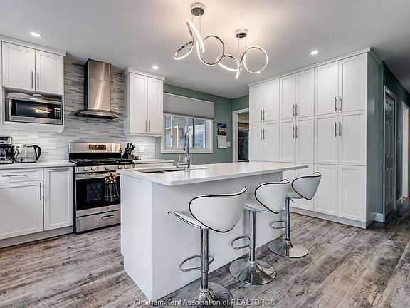 2nd image of 14 Greenbriar Trl