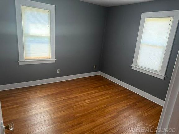 5th image of 857 Aberdeen St NE
