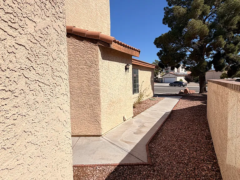 6665 Gatehouse Ln — Photo 3