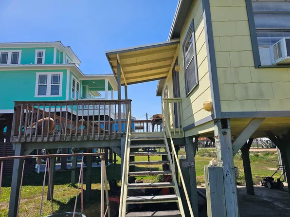 605 Texas St, Surfside Beach, TX 77541