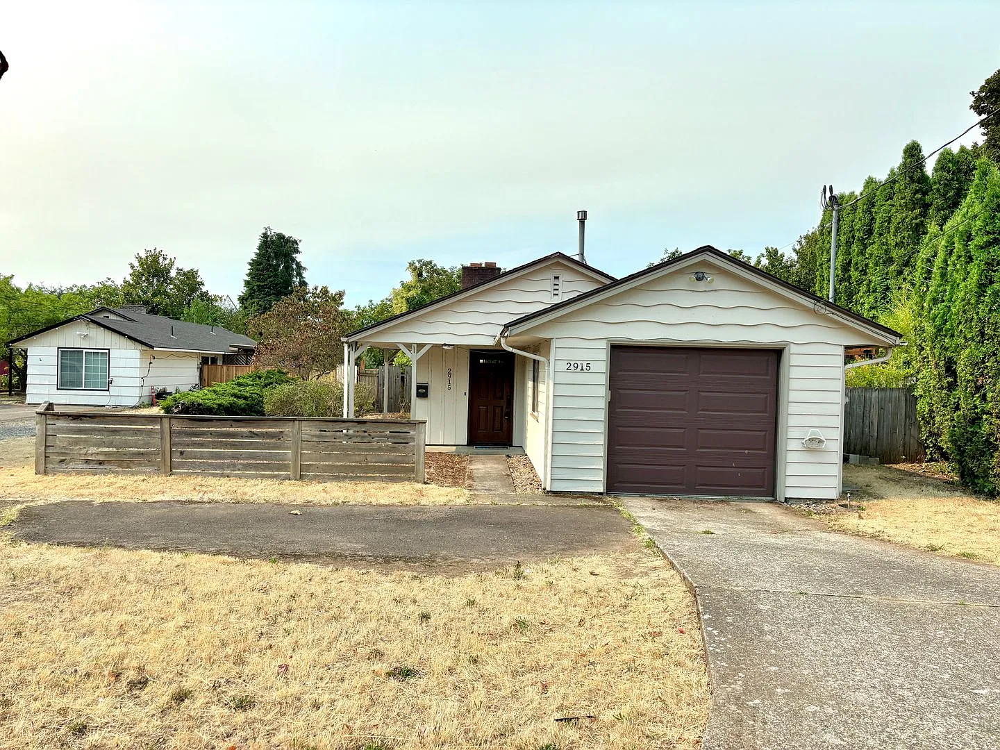Madison South/Rocky Butte Home on Huge Lot with Attached Garage, Private Fenced Yard — Photo 2
