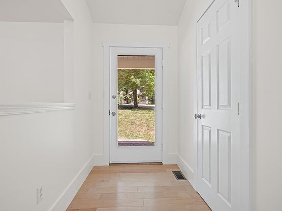4th image of 11 Rockwood Ln