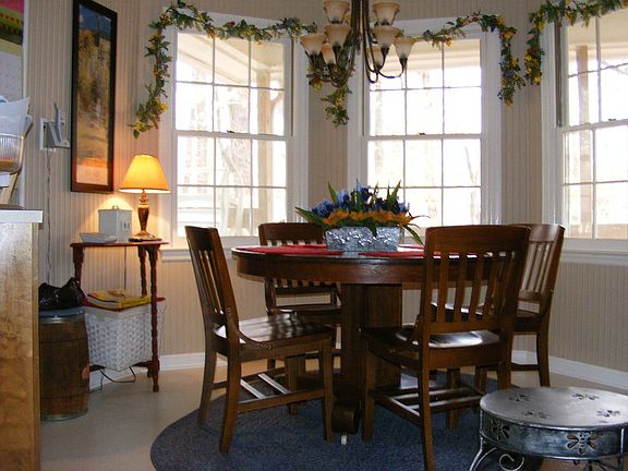 Breakfast Area with Bay Window