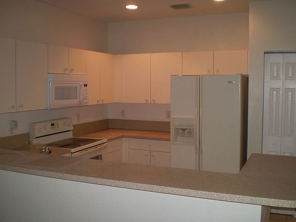 3rd image of 2539 SW 82nd Ave