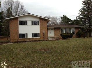 10961 Green Oaks Dr, South Lyon, MI 48178