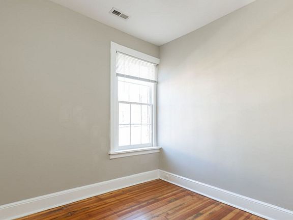 3rd image of 939 W Grace St #2