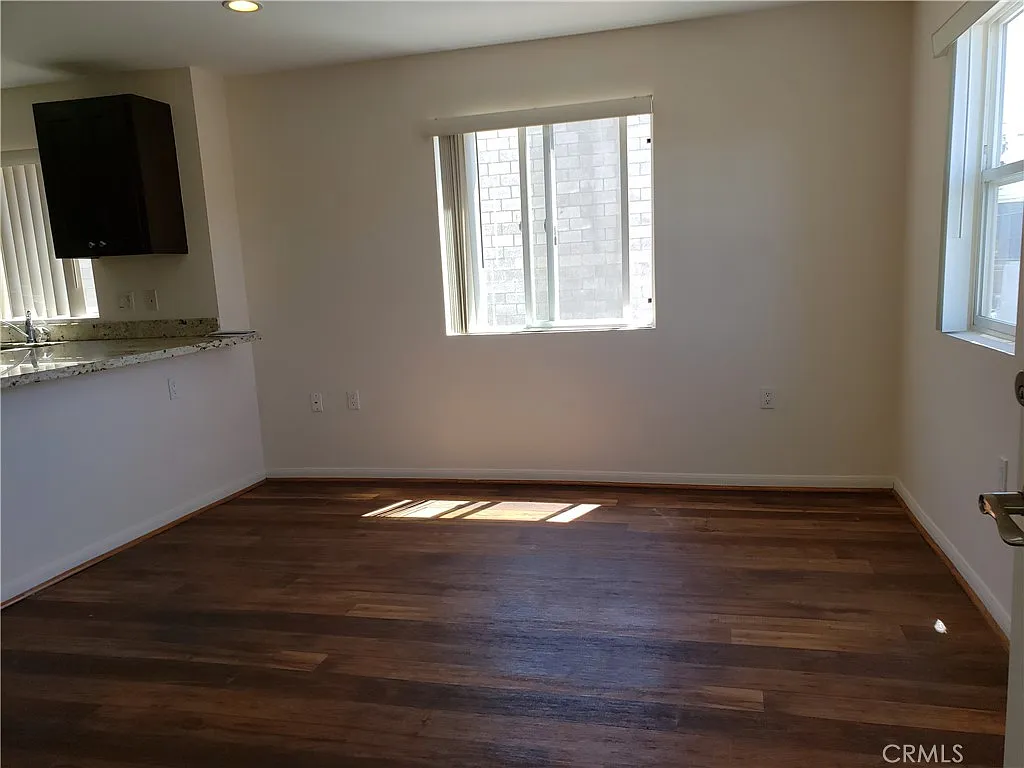 2 bed, 1000 sqft, $2,500 — Photo 2