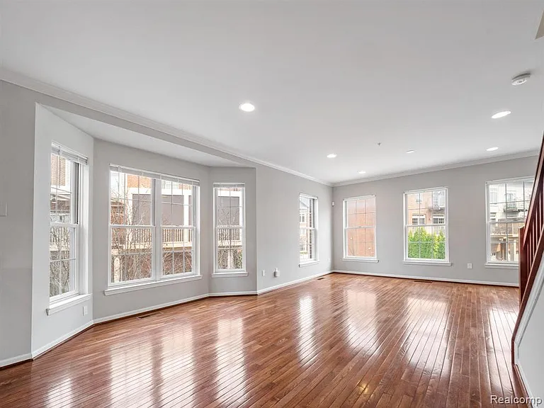 502 Graten St — Photo 3
