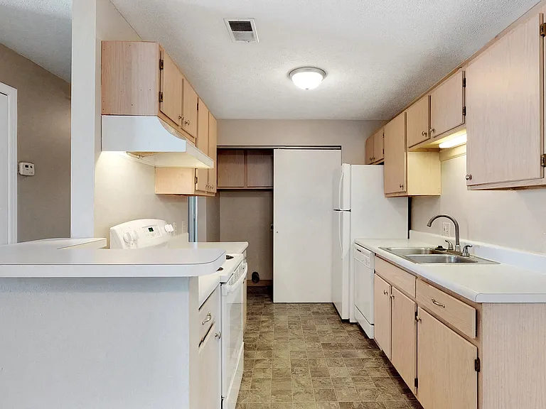 Cambridge Apartments — Photo 36