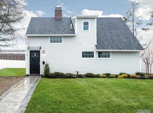 75 Flamingo Rd, Levittown, NY 11756