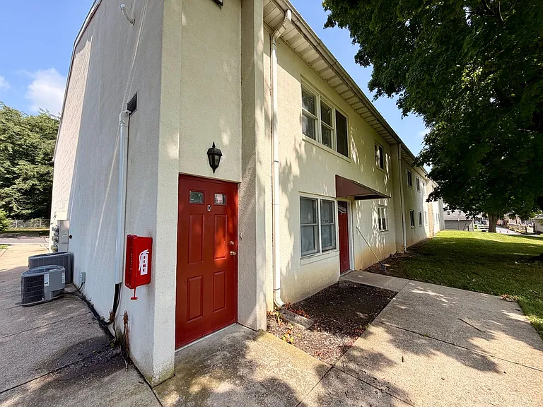 363 E Liberty St — Photo 3