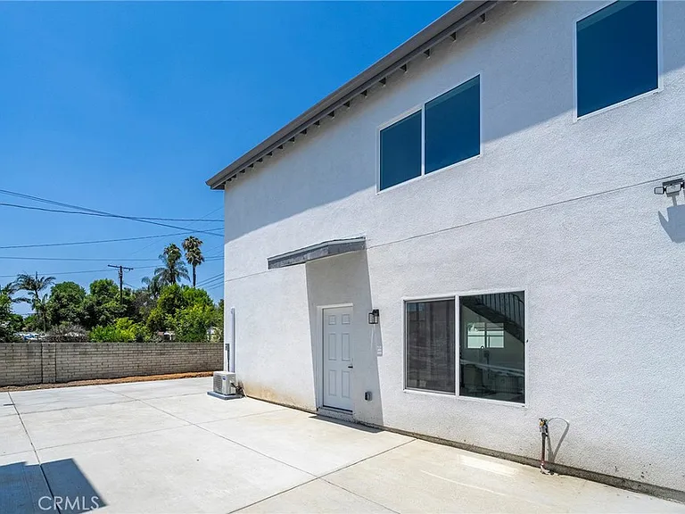 2423 S Myrtle Ave — Photo 1