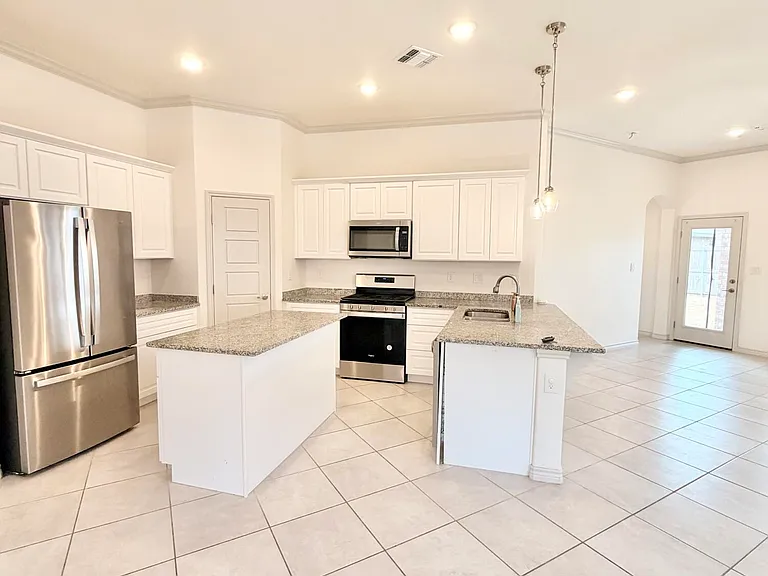 5401 Lamont Ave — Photo 9