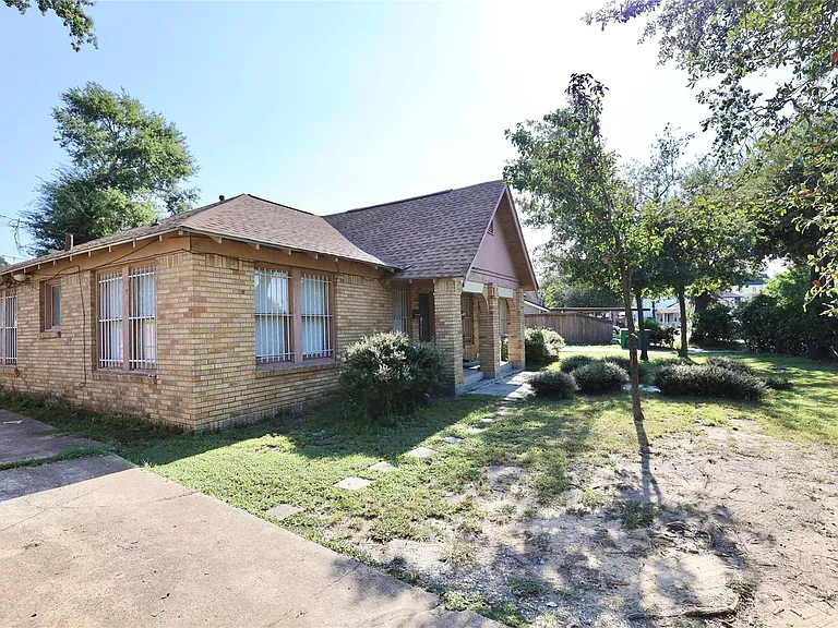 1125 Usener St — Photo 2